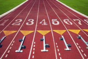 冬季两项世界杯赛场风雪考验运动员体能，冬天举办世界杯